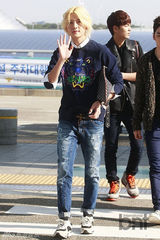 组图：韩团NU’EST飞新加坡出席韩流博览会