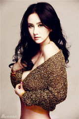 组图：孟瑶金色写真曝光 露香肩展高贵性感
