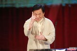组图：成龙为最佳两岸华语电影颁奖 表情夸张