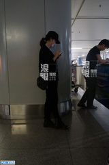 组图：李晟李佳航机场亲密牵手同行 恋情曝光