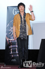 组图：韩星张赫办见面会 温柔笑容令粉丝着迷