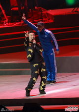 组图：陈奕迅澳门癫狂开唱 猛甩布条歌衫潮翻天