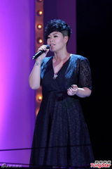 组图：林二汶献唱颁奖现场 黄裕翔钢琴伴奏