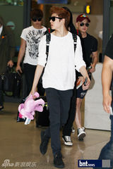 组图：韩团INFINITE和U-KISS机场显潮范儿
