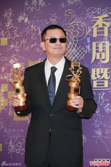 组图：章子怡火红包身裙挽手梁朝伟 宗师夺4奖