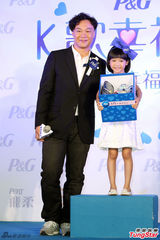 组图：陈奕迅个唱门票秒杀 与童星 乔 乔 比鬼脸