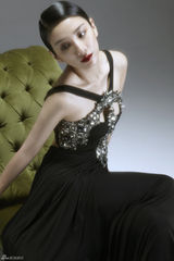 组图：黄奕中性写真登杂志 轻熟女演绎冷艳帅气