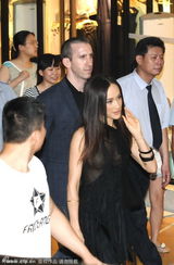 组图：Maggie Q穿透视装亮相 胸部浑圆