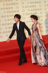 幻灯图集：上海电影节开幕 《活该你单身》剧组亮相