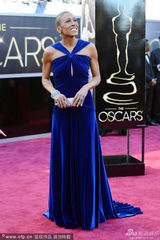 组图：85届奥斯卡红毯-罗宾-罗伯茨光头抢镜