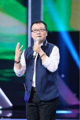 组图：《笑星》王晶与嫩模上演猪八戒背媳妇