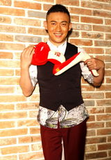 组图：聂远推新春贺岁写真春风满面拜年送祝福