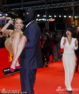 高清：《仰天长啸》首映 导演维多利亚被面具男抱起