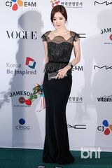 组图：韩孝珠玉泽演等众星亮相釜山电影节蓝毯