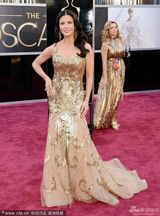 组图：凯瑟琳-泽塔琼斯携老公道格拉斯秀恩爱