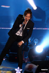 组图：张根硕台北迎台风开唱 兴奋称歌迷是新娘