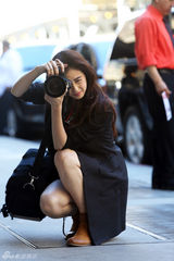 组图：蒋欣纽约创意大片 化身时尚调皮摄影师