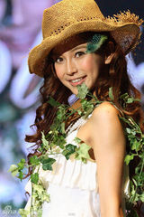 组图：东京时尚秀第二辑 泽尻火鸟装争艳Angelababy(杨颖)周秀娜