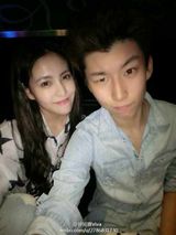 组图：北影表演系新生K歌照竖中指显不雅