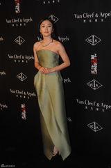 组图：巩俐红裙现身上海 避媒体不谈离婚