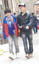 幻灯图：曾轶可刘亦菲现身片场 一前一后无交流