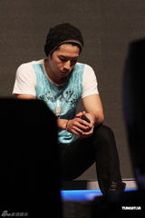 组图：萧亚轩昆凌等港台百位明星同台为公益开唱