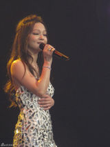 组图：张韶涵香槟色拖地长裙性感高贵