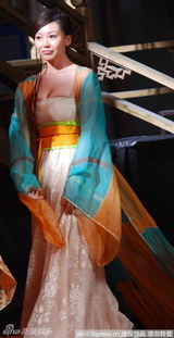 幻灯图：巩新亮古装爆乳亮相 抢女主角大S风头