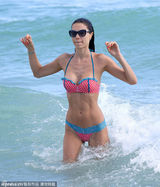 组图：巴西超模茱莉亚挺胸战海浪 尴尬不停乔衣