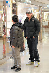 组图：谢霆锋逛超市买厨具全程听女佣指点