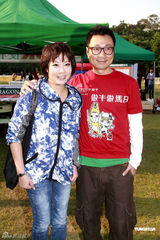 组图：伏明霞一家四口亮相 与李小鹏夫妇合影