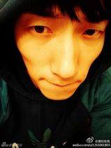 组图：张亮长脸自拍遭调侃马脸代言人