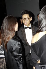 组图：黑人看时尚秀心情好与辣妹畅聊合照