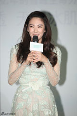 组图：张雨绮淡雅镂花长裙出镜 尽显女人味