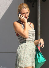 高清图：布莱克-莱弗利煲电话粥 幸福表情洋溢