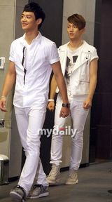 幻灯图：组合SHINee写真集发布会 成员帅气出席