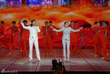 组图：李琦霍尊等动感开场 合唱《欢歌闹元宵》