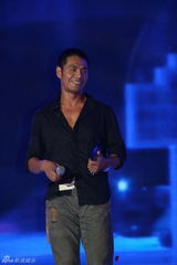 组图：邵兵亮相时尚盛典获大奖 成熟魅力引爆全场