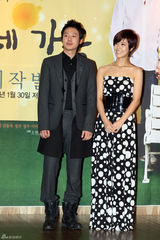 高清图：韩剧《蒲公英家族》记者会 李允智优雅