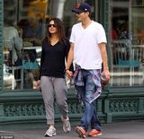 组图：库尼斯约会大方亲吻阿什顿秀甜蜜