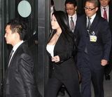 组图：日本女优涉毒接受尿检 风骚现身大秀巨胸