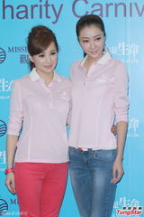 组图：熊黛林走出情伤甜笑 与追求者互相了解