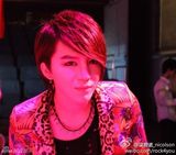 组图：好声音视觉美男梁君诺私照 网曝整容传言