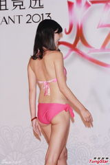 组图：亚姐泳装火辣秀胸 怪咖多女版王祖蓝现身