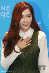 组图：少女时代Jessica出席签名会白衫皮裙时尚