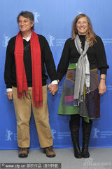 幻灯图集：《谜团》发布会 主创红围巾抢镜