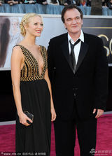 组图：导演昆汀-塔伦蒂诺携女伴亮相红毯