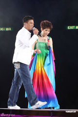 组图：汪明荃助阵关菊英演唱会 黄日华陈豪献唱