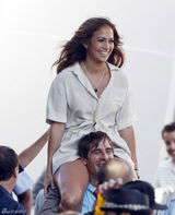 组图：詹妮弗-洛佩兹拍新歌MV 骑猛男表情丰富