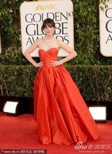 组图：《杰茜驾到》佐伊-丹斯切尔红色蓬裙露背